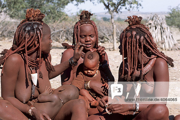 Himbafrauen mit Babys  Kaokoveld  Namibia  Afrika