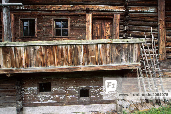 Fassade aus Holz von altem Bauernhaus  Zillertal  Nordtirol  Österreich  Europa