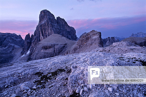 Blaue Stunde am Zwölferkofel  Sextener Dolomiten  Südtirol  Italien  Europa