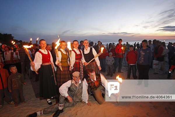 Junge Leute mit Fackeln beim Mittsommerfest in Jurmala  Lettland  Baltikum  Europa