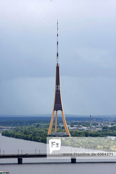 Fernsehturm von Riga und Fluss Düna  Lettland  Baltikum  Europa