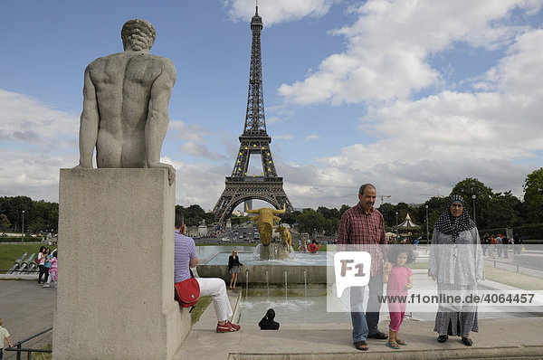 Einwandererfamilie posiert vor dem Eiffelturm  Paris  Frankreich  Europa