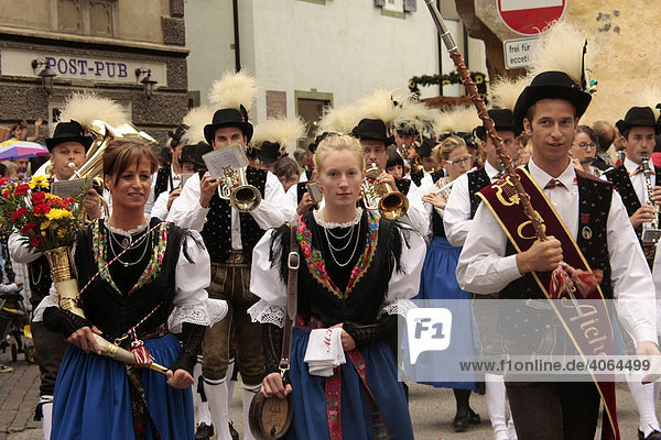 Trachtengruppe beim traditionellen Sarner Kirchtag in Sarntheim  Sarntaler Alpen  Südtirol  Italien  Europa