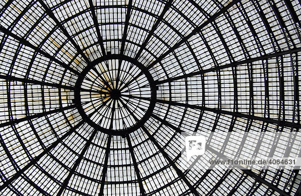 Detailaufnahme des aus Glas und Stahl gefertigten Daches der Galleria Umberto I  Neapel  Italien  Europa