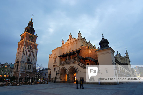 Rathausturm und Gewandhaus  Sukiennice  auf dem Marktplatz  Rynek Glowny  bei Nacht  Krakau  Polen  Europa