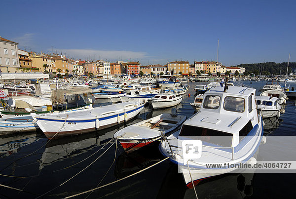 Boote  Jachten  im Hafen  Jachthafen  Rovinj  Istrien  Kroatien  Europa