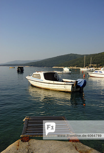 Pier  Dock und Boote  Jachten in Jachthafen  Rabac  Kroatien  Europa