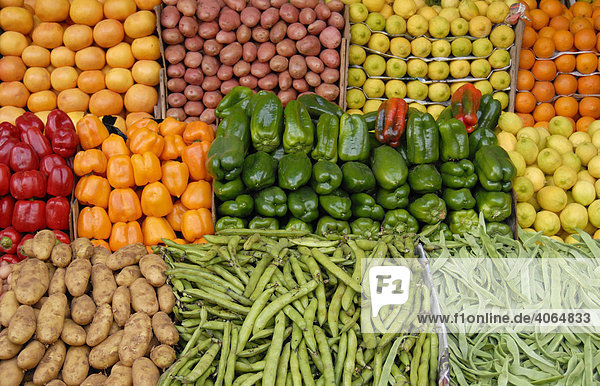 Arrangement von Bauernprodukten zum Verkauf im Marche Municipale  Hauptmarkt  in Casablanca  Marokko  Nordafrika