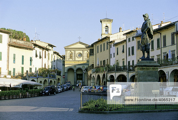 Denkmal Giovanni Verrazzano  Stadtkirche Santa Croce  Piazza Matteotti  Greve in Chianti  Provinz Florenz Firenze  Toskana  Italien  Europa