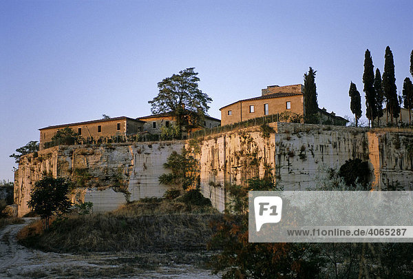 Abendlicht  Gehöft auf Marmorsteinbruch bei Asciano  Crete  Provinz Siena  Toskana  Italien  Europa
