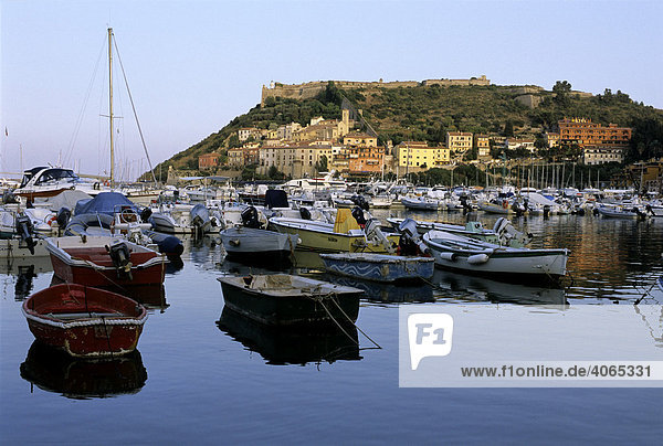 Boote  Hafen  mittelalterliche Festung  Port' Ercole  Monte Argentario  Maremma  Provinz Grosseto  Toskana  Italien  Europa