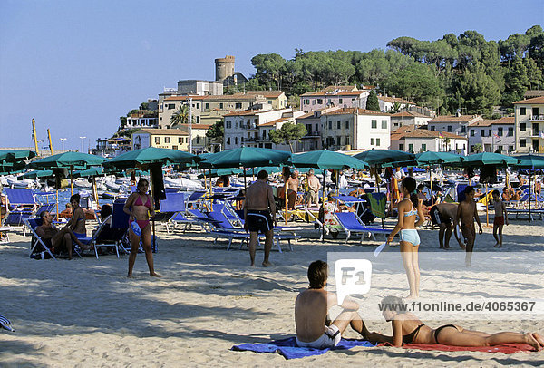 Beach at Lungomare Generale Fabio Mibelli  Marina di Campo  Island of Elba  province of Livorno  Tuscany  Italy  Europe