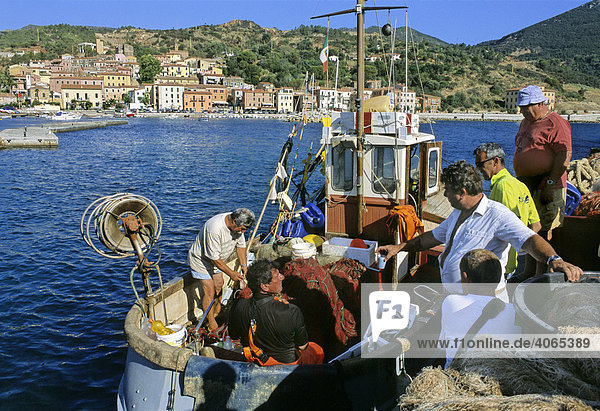 Fischer im Hafen  Rio Marina  Insel Elba  Provinz Livorno  Toskana  Italien  Europa