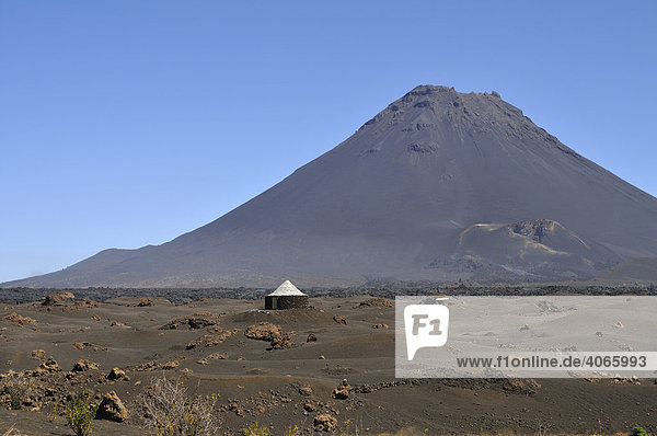 Traditionelle Hütte vor Pico de Fogo Cha das Caldeiras Insel Fogo Kapverdische Inseln Kap Verde Afrika
