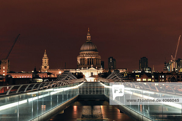 Millenium Bridge  Brücke überspannt die Themse von der Tate Modern zur St. Paul's Kathedrale  Nachtaufnahme  London  Großbritannien  Europa