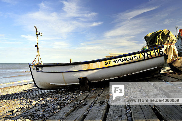 Ein kleines Fischerboot in Sheringham an der North Norfolk-Küste  England  Vereinigtes Königreich  Europa