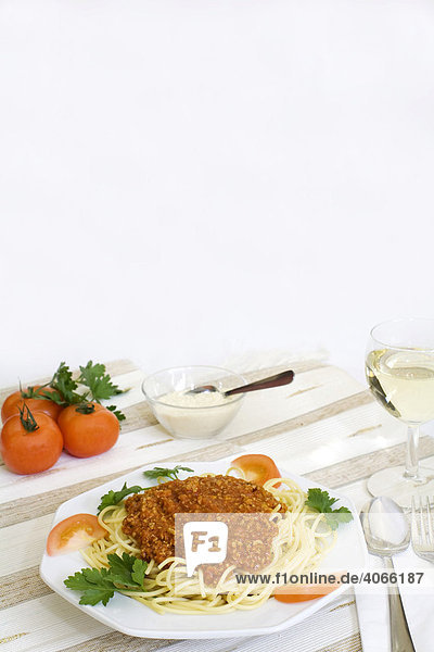 Spaghetti Bolognese mit Parmesankäse in Schale  Weißwein  Tomaten - Rezeptdatei vorhanden