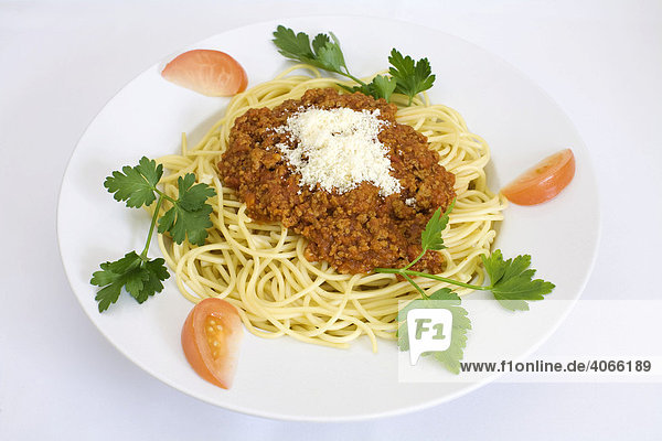 Spaghetti Bolognese mit Parmesankäse  garniert mit Tomatenspalten und Glatter Petersilie - Rezeptdatei vorhanden
