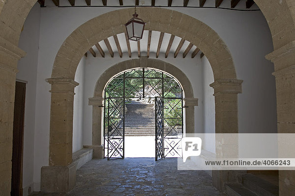 Gang zum Wallfahrtsweg des Knabenklosters Santuario de lluc  Gemeinde Escorca  Mallorca  Balearen  Spanien  Europa