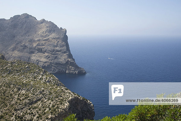 Felsen zur Bucht Cala Figuera am Cap Formentor  Mallorca  Balearen  Spanien  Europa