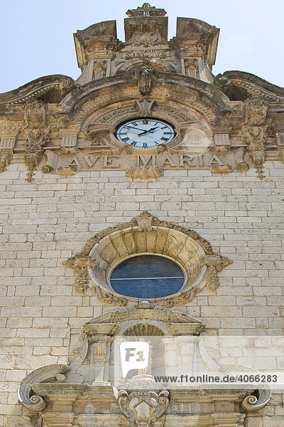 Kirche mit Uhr des Knabenklosters Santuario de lluc  Gemeinde Escorca im Talkessel des Serra Tramuntana auf Mallorca  Balearen  Spanien  Europa