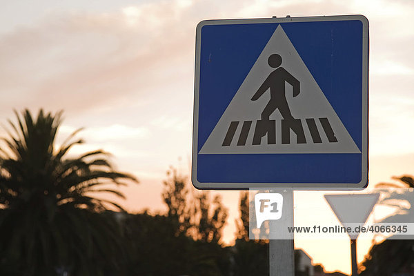 Spanisches Zebrastreifenschild am Abend  Mallorca  Balearen  Spanien  Europa