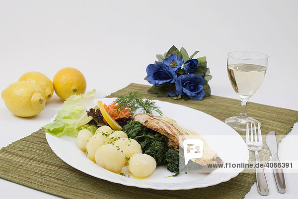 Pangasiusfilet auf Blattspinat mit Zitronensoße  Petersilienkartoffeln  Glas Weißwein - Rezeptdatei vorhanden