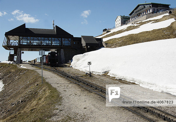 Schafbergbahn  Zahnradbahn auf Schafberg  Bahnhof auf Bergspitze  Salzburg  Österreich  Europa