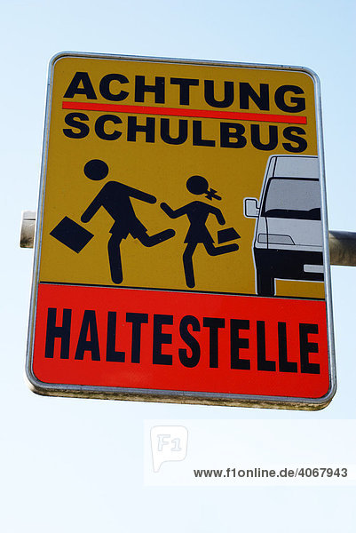 Schild Achtung Schulbus Haltestelle  Oberösterreich  Österreich  Europa
