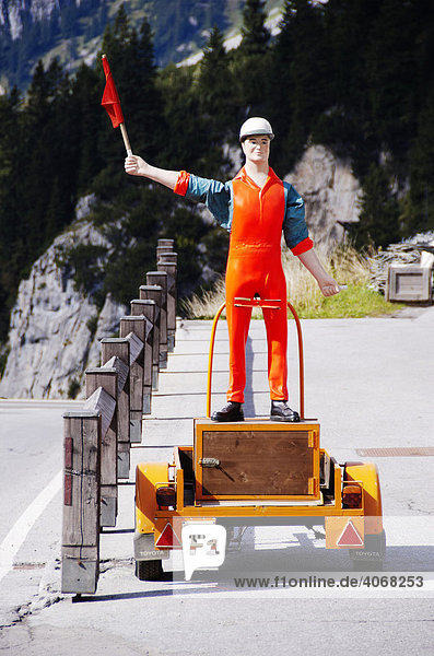 Straßenfigur mit Fahne als Warnung vor Baustelle  Arlberg  Vorarlberg  Österreich  Europa