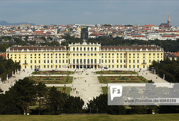 Schloss Schönbrunn mit Schlosspark mit Blick über Wien  Österreich  Europa