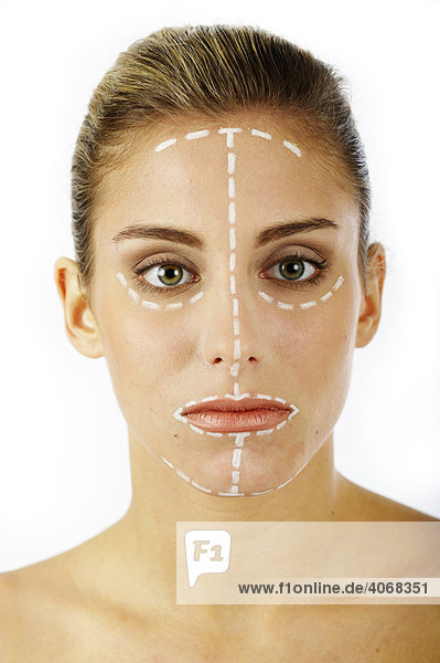 Junge Frau mit Markierungen im Gesicht für Schönheitsoperation