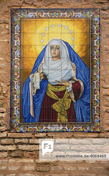 Bild der Maria auf kunstvollen Keramiken  Außenmauer einer Kirche in Sevilla  Andalusien  Spanien  Europa