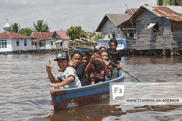Children in a canoe  Kampung Beting  Sungai Kapuas  Pontianak  West Kalimantan  Borneo  Indonesia  Asia