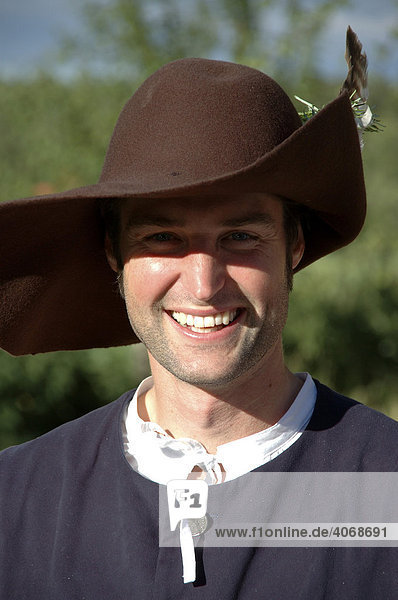 Portrait lächelnder junger Mann in alter Landtracht mit Hut,  Bayern,  Deutschland,  Europa