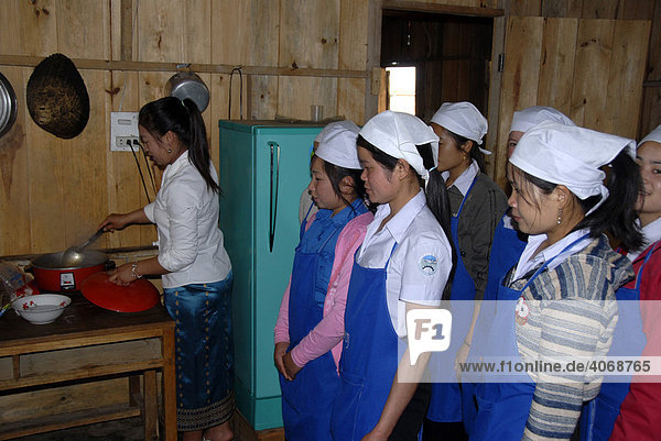 Junge Frauen lernen Kochen in Berufsschule Phonsavan Provinz Xieng Khuang Laos Südostasien