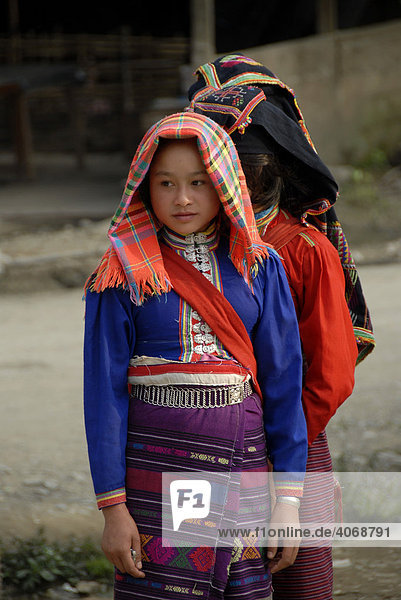 Junge Frauen der Tai Dam Ethnie in bunter traditioneller Tracht  Muang Mai  Phongsali Provinz  Laos  Südostasien