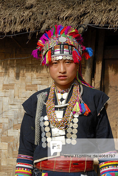 Frau der Akha Loma Ethnie in bunter traditioneller Tracht gekleidet  Ban Noy  Phongsali Provinz  Laos  Südostasien