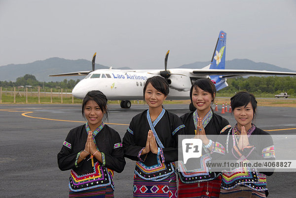 Empfang durch junge Laotinnen mit dem Wei Gruß vor Flugzeug von Lao Airlines  Flughafen Luang Namtha  Laos  Südostasien