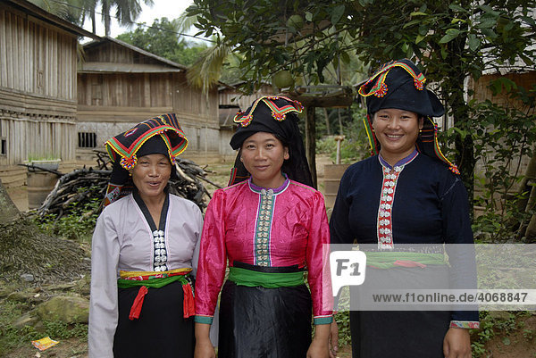 Drei Frauen der Tai Dam Ethnie in traditioneller Tracht Ban Monesavanh Phongsali Provinz Laos Südostasien