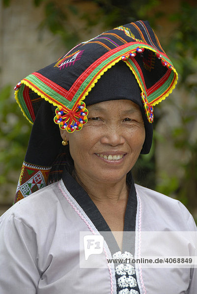 Frau der Tai Dam Ethnie in traditioneller Tracht  Ban Monesavanh  Phongsali Provinz  Laos  Südostasien