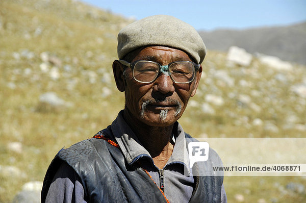 Nomaden alter Mann mit selbst reparierter Hornbrille in der Steppe Kharkhiraa Mongolischer Altai bei Ulaangom Uvs Aimag Mongolei Asien
