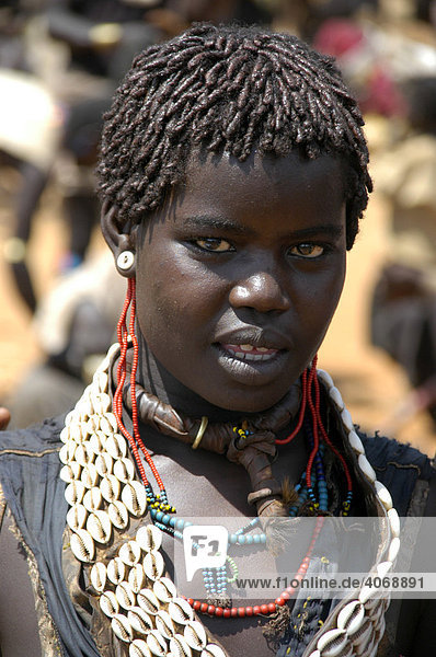 Junge Frau mit Halskette aus Kaurimuscheln  Markt in Keyafer  Äthiopien  Afrika