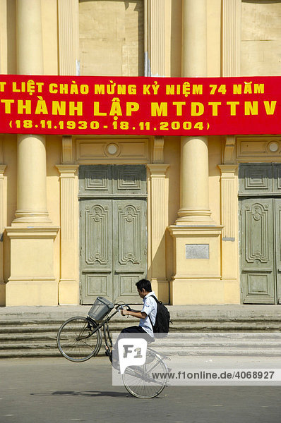 Tollkühner Radfahrer vor Haus  sozialistisches Spruchband  Hai Phong  Vietnam  Südostasien