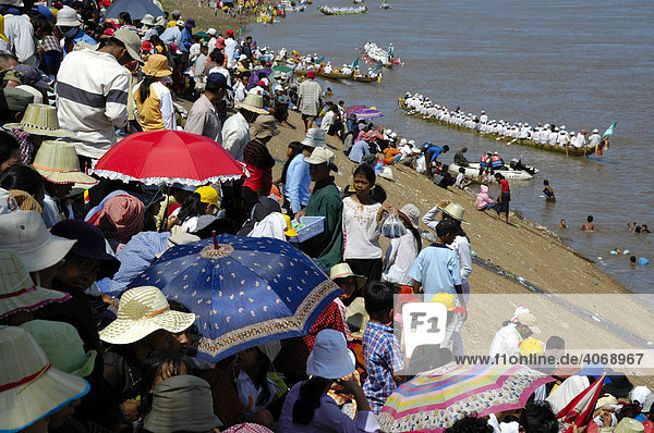 Viel Publikum unter Sonnenschirmen schaut auf große Ruderboote  Wasserfestival  Phnom Penh  Kambodscha  Südostasien