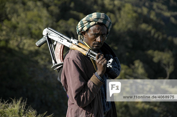 Mann mit Gewehr über der Schulter  Semien Mountains Nationalpark  Äthiopien  Afrika