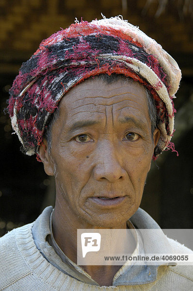 Portrait  alte Frau trägt Tuch als Turban  Shan State  Birma  Südostasien