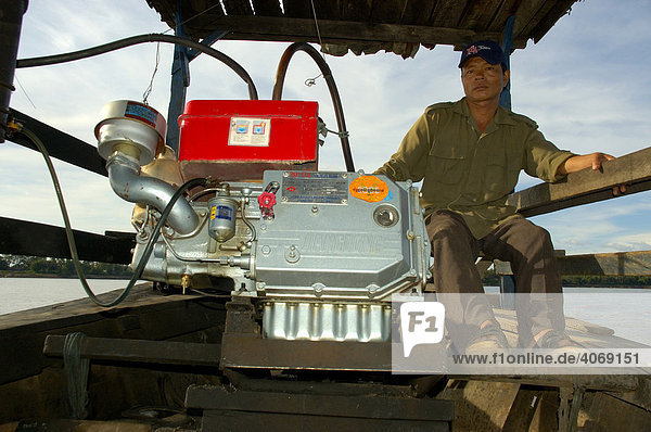 Fährmann in seinem Boot mit neuem chinesischem Motor  Stung Treng  Kambodscha  Südostasien