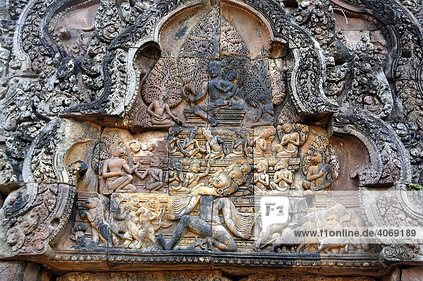 Feines Relief  vielarmiger Ravana aus dem Mythos der Ramayana  Tempel Branteay Srei  Angkor  Siem Reap  Kambodscha  Südostasien  Asien