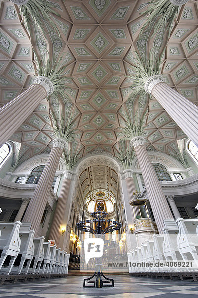 Nikolaikirche  Säulen  Altar  Deckenmalerei  Leipzig  Sachsen  Deutschland  Europa
